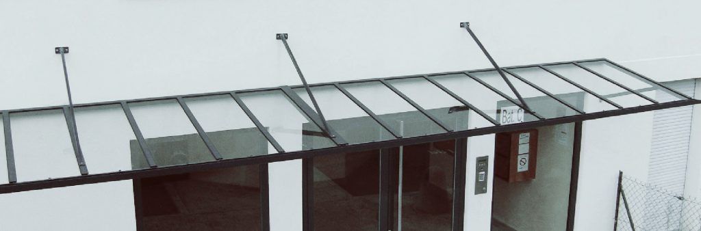 Toit enneigé avec auvents translucides et murs sombres, vu d'en haut