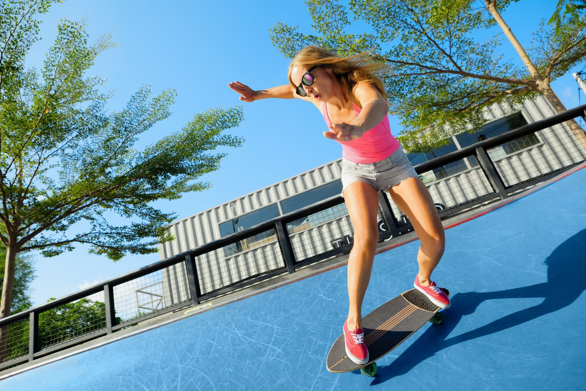 Una mujer va en patineta por una rampa.