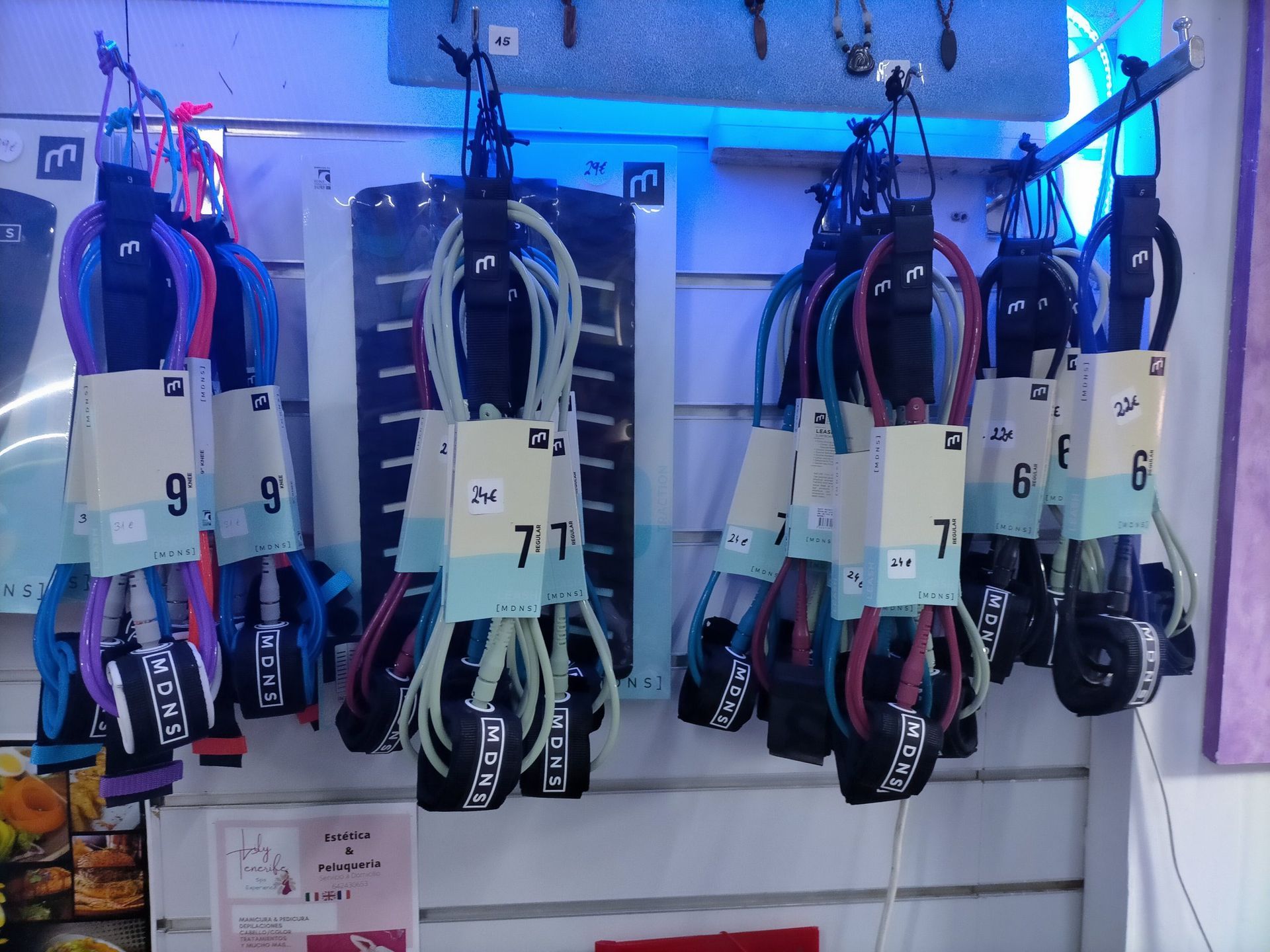 Un montón de correas están colgadas en la pared de una tienda.