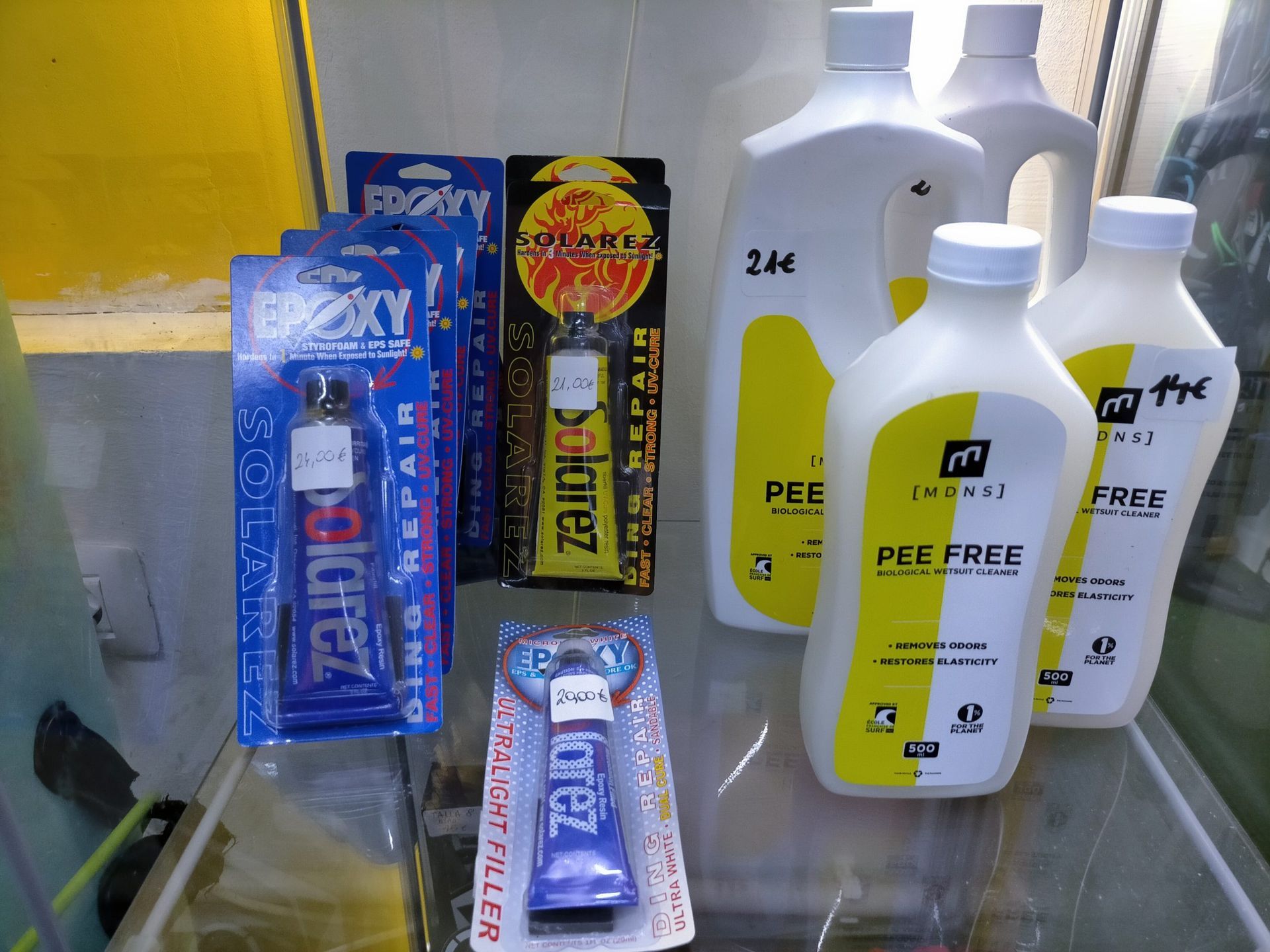 Hay varias botellas de Pee Free sobre un mostrador.