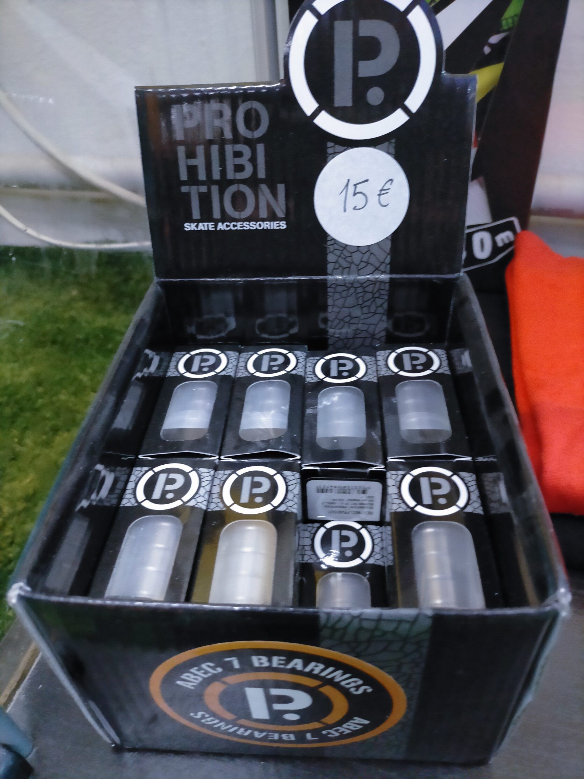 Una caja de rodamientos con un precio de 15 euros