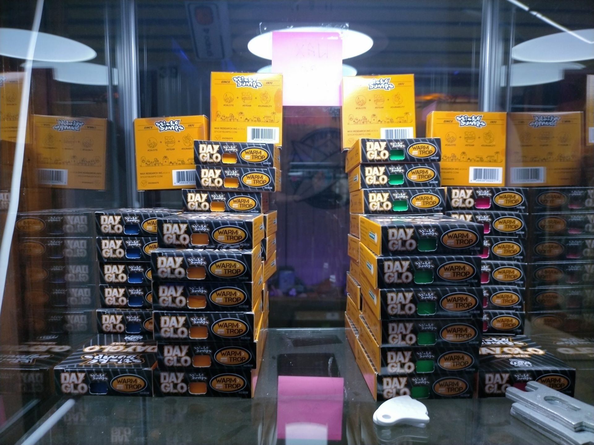 Las cajas de cigarrillos del día anterior se apilan una encima de otra.