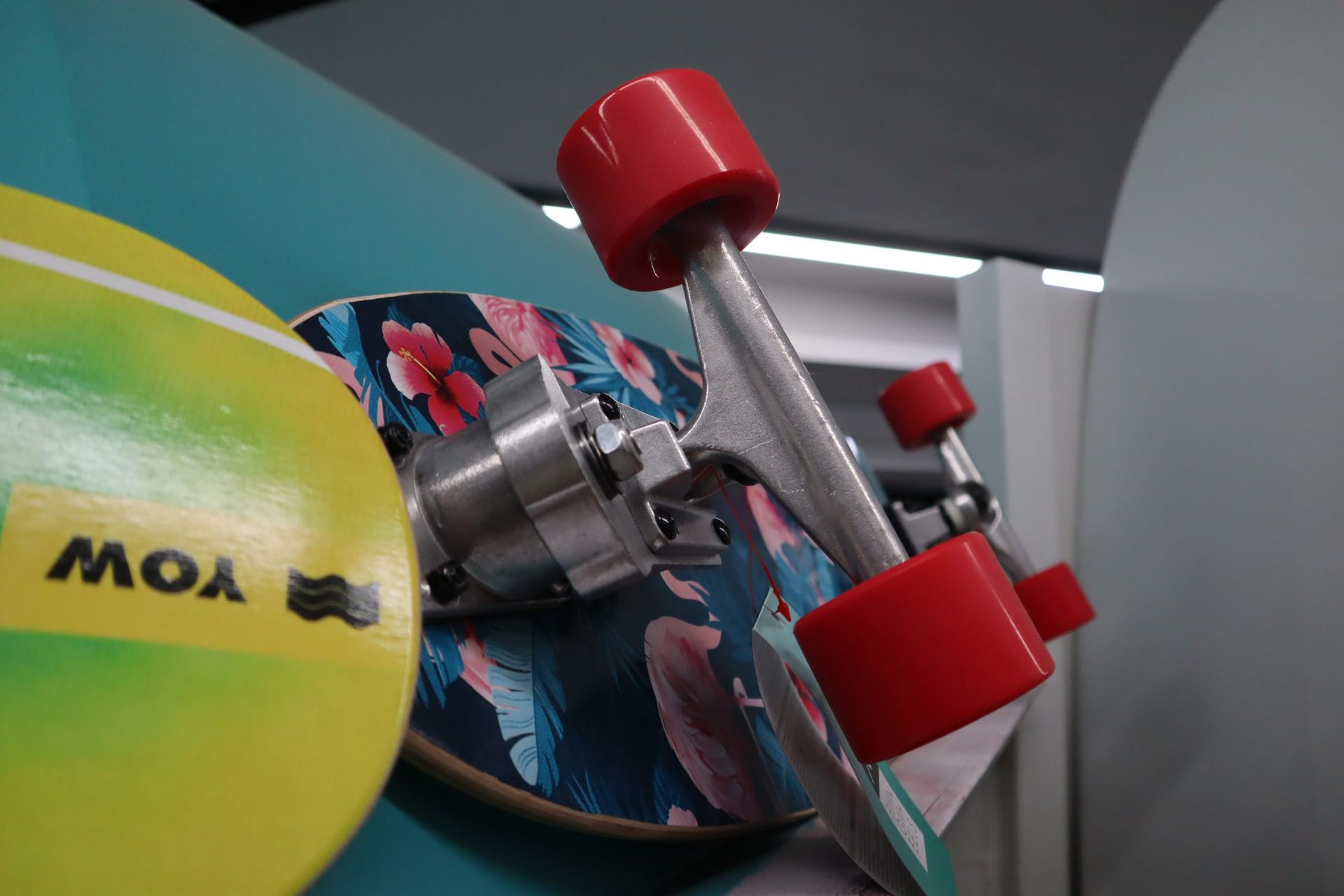Un primer plano de una patineta con la palabra