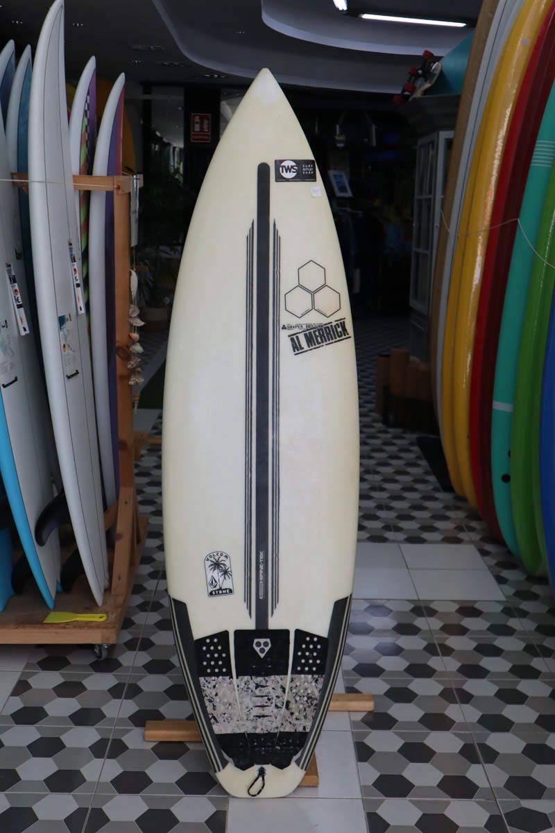 Una tabla de surf blanca con la palabra Al Merrick escrita en ella.