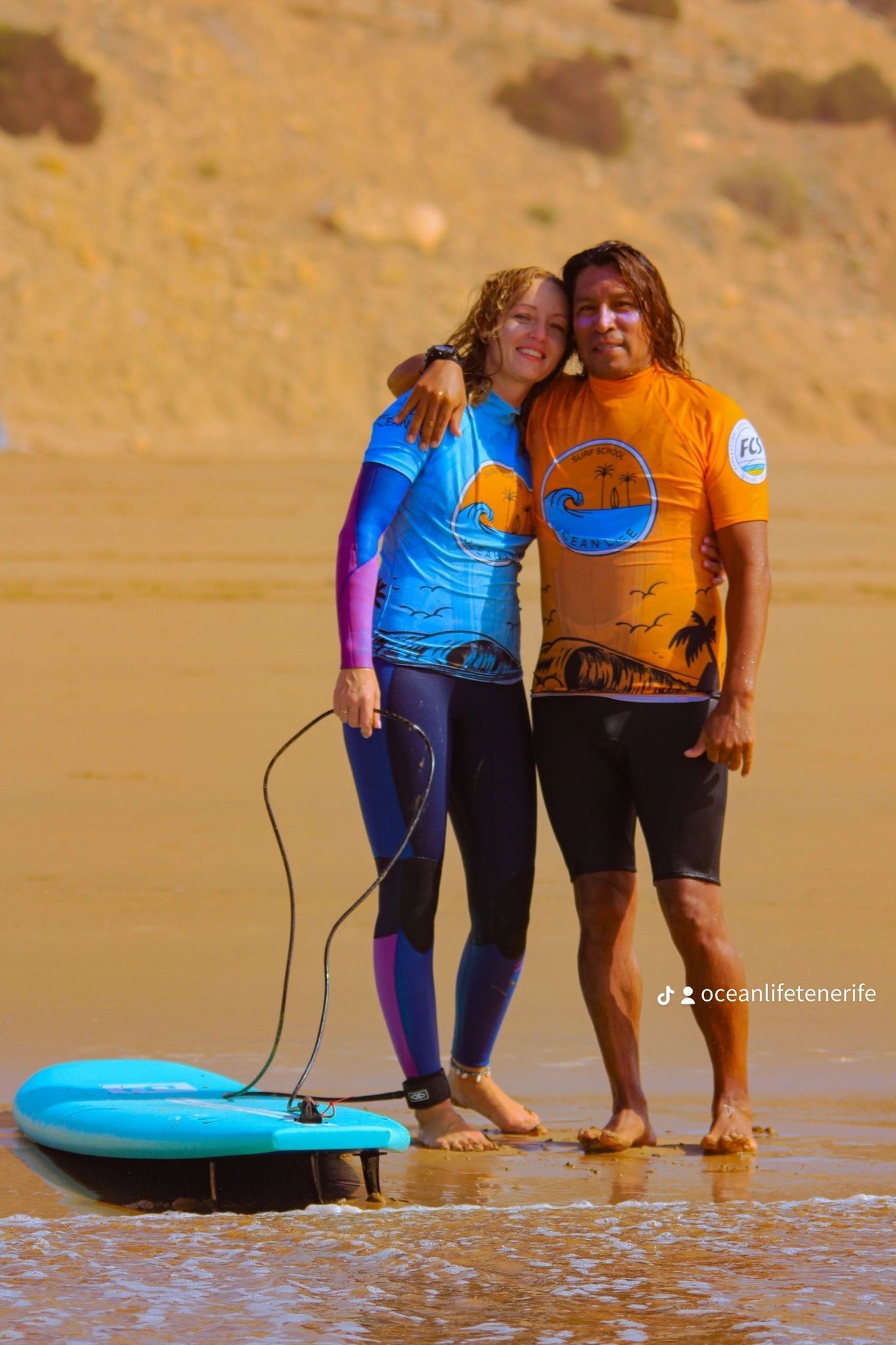 Un hombre está montando una ola en una tabla de surf en el océano.