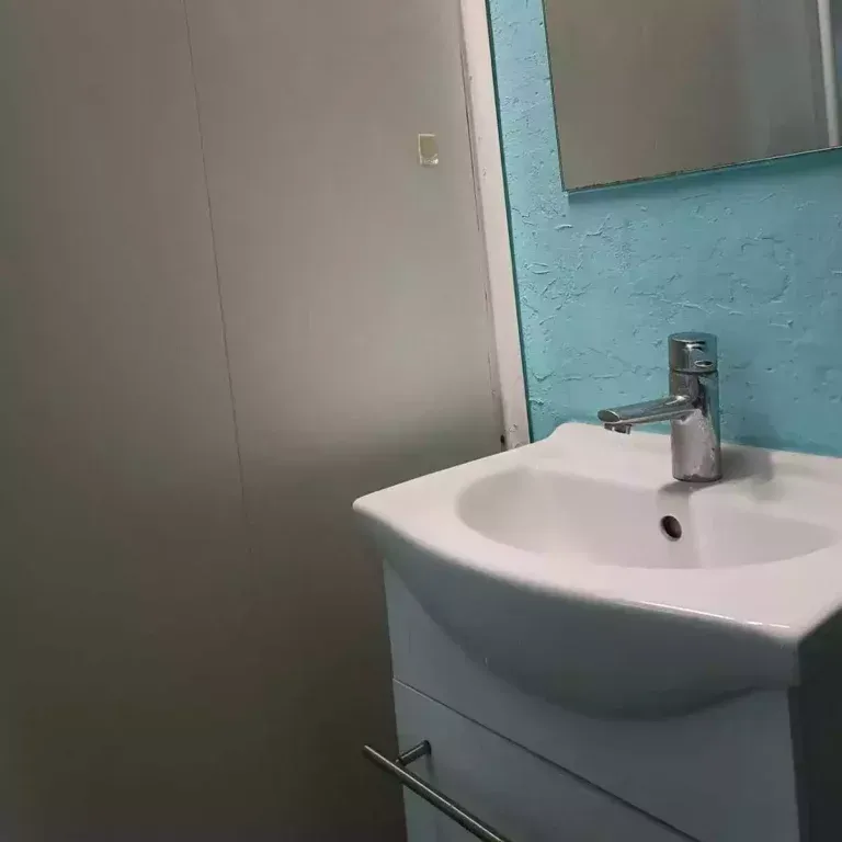 Un lavabo de baño con grifo y espejo.