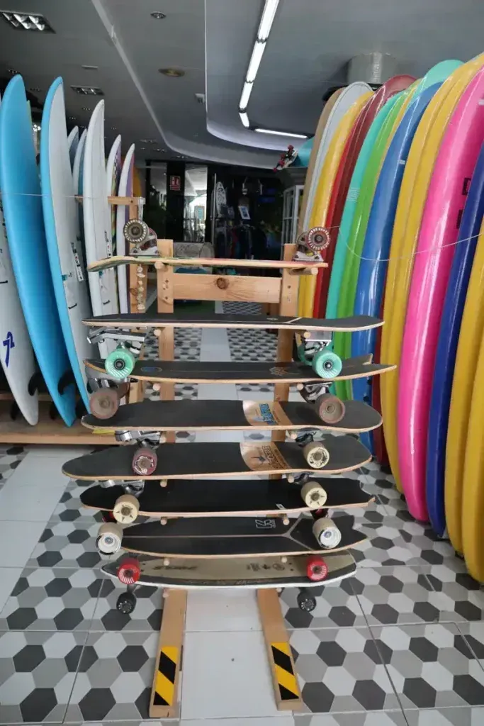 Un montón de patinetas están apiladas una encima de otra en una tienda.