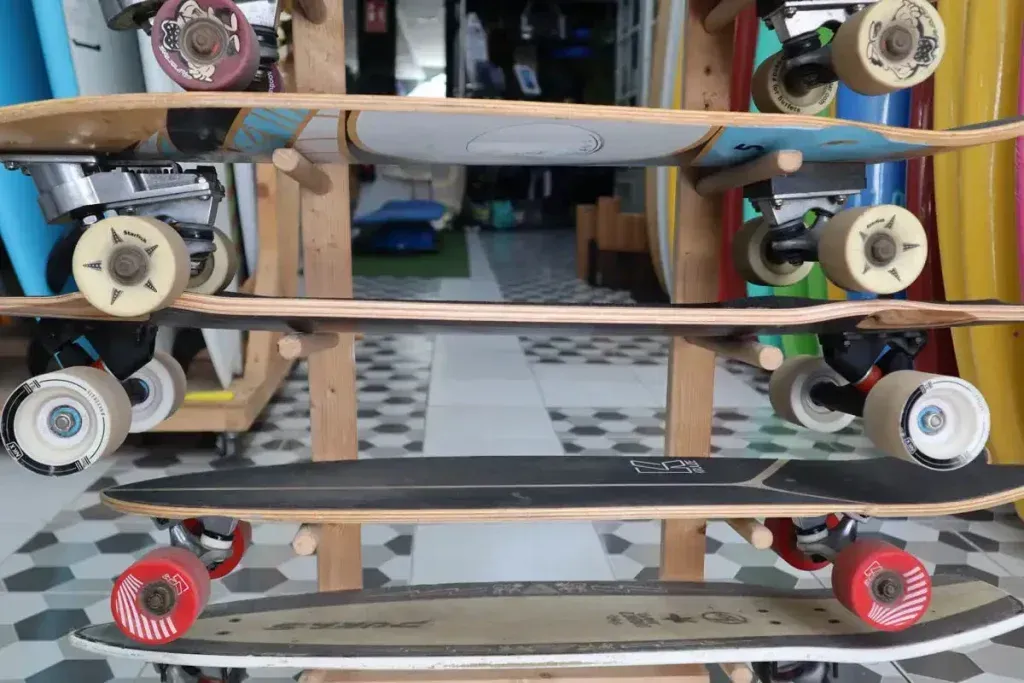 Un montón de patinetas están apiladas una encima de otra