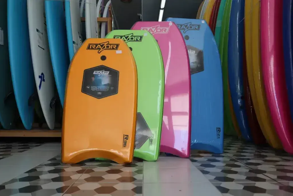 Un montón de tablas de boogie están alineadas en una tienda