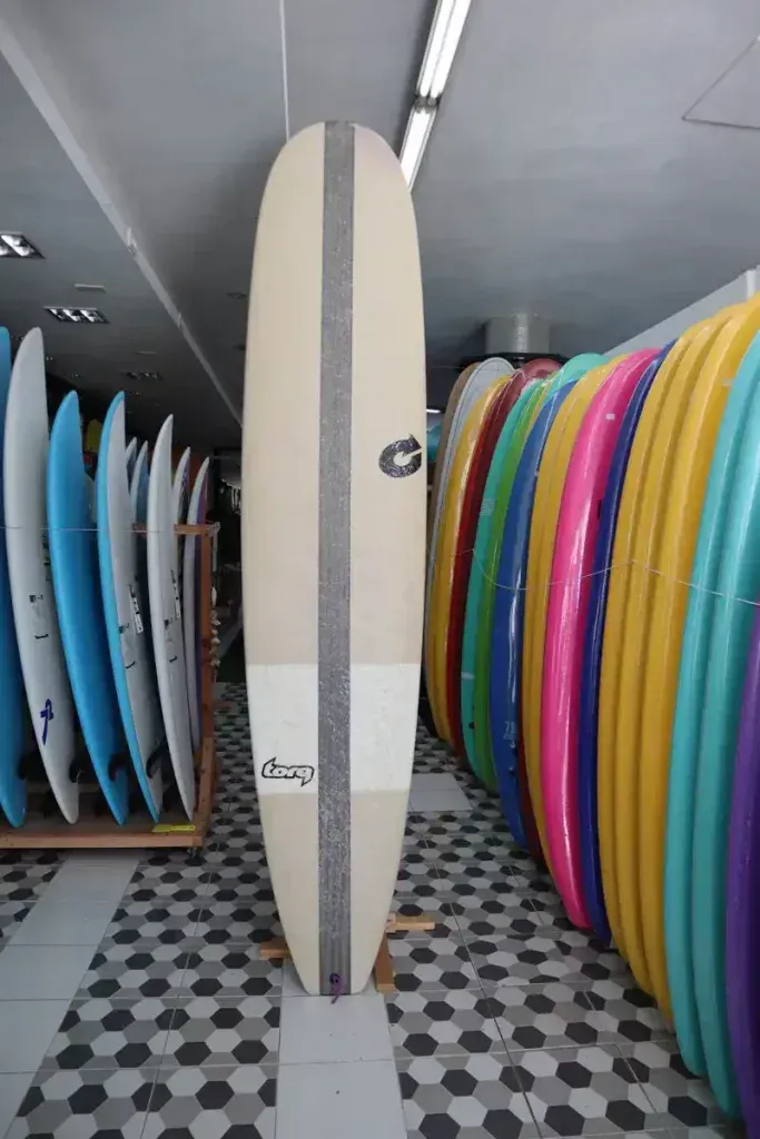 Una fila de tablas de surf están alineadas en una tienda