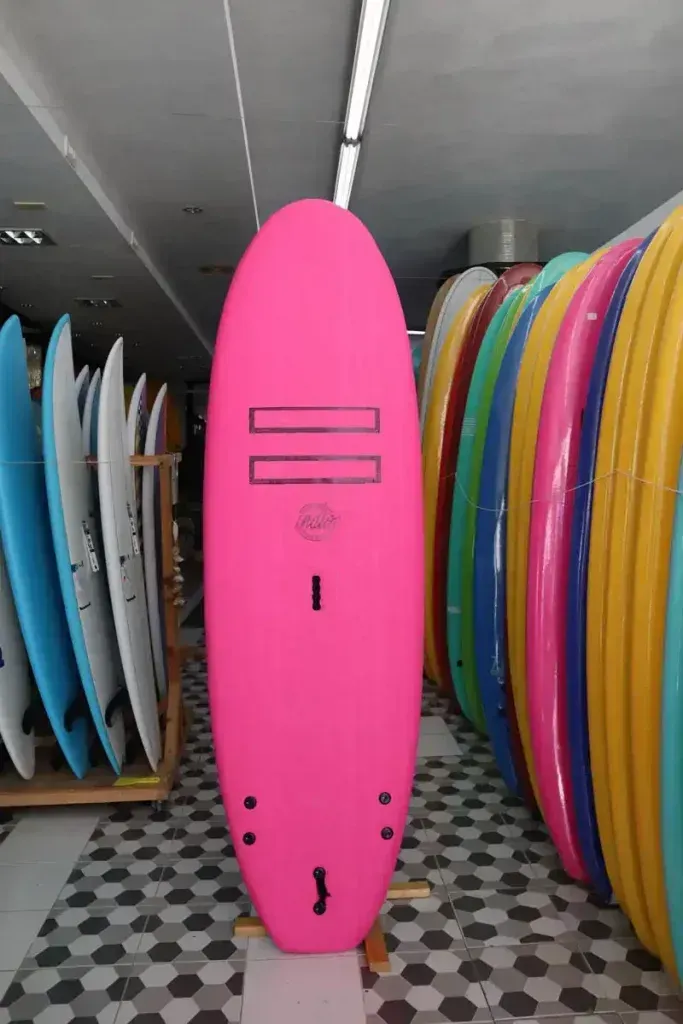 Una tabla de surf rosa con el número 1 en ella