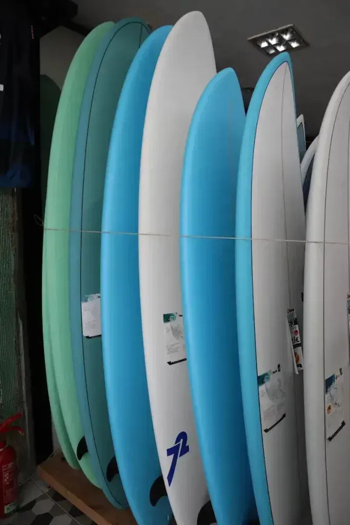 Un montón de tablas de surf con el número 72 en ellas