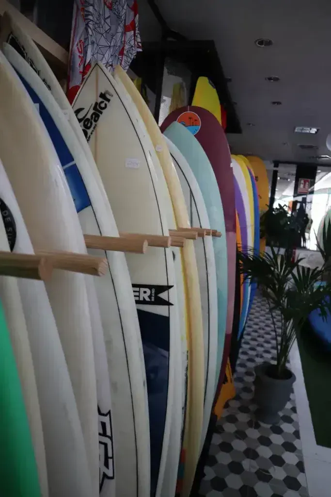 Un montón de tablas de surf están alineadas en una tienda