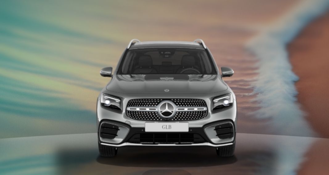 Ein silberner Mercedes-SUV fährt auf einer Straße mit verschwommener Wüstenlandschaft im Hintergrund.