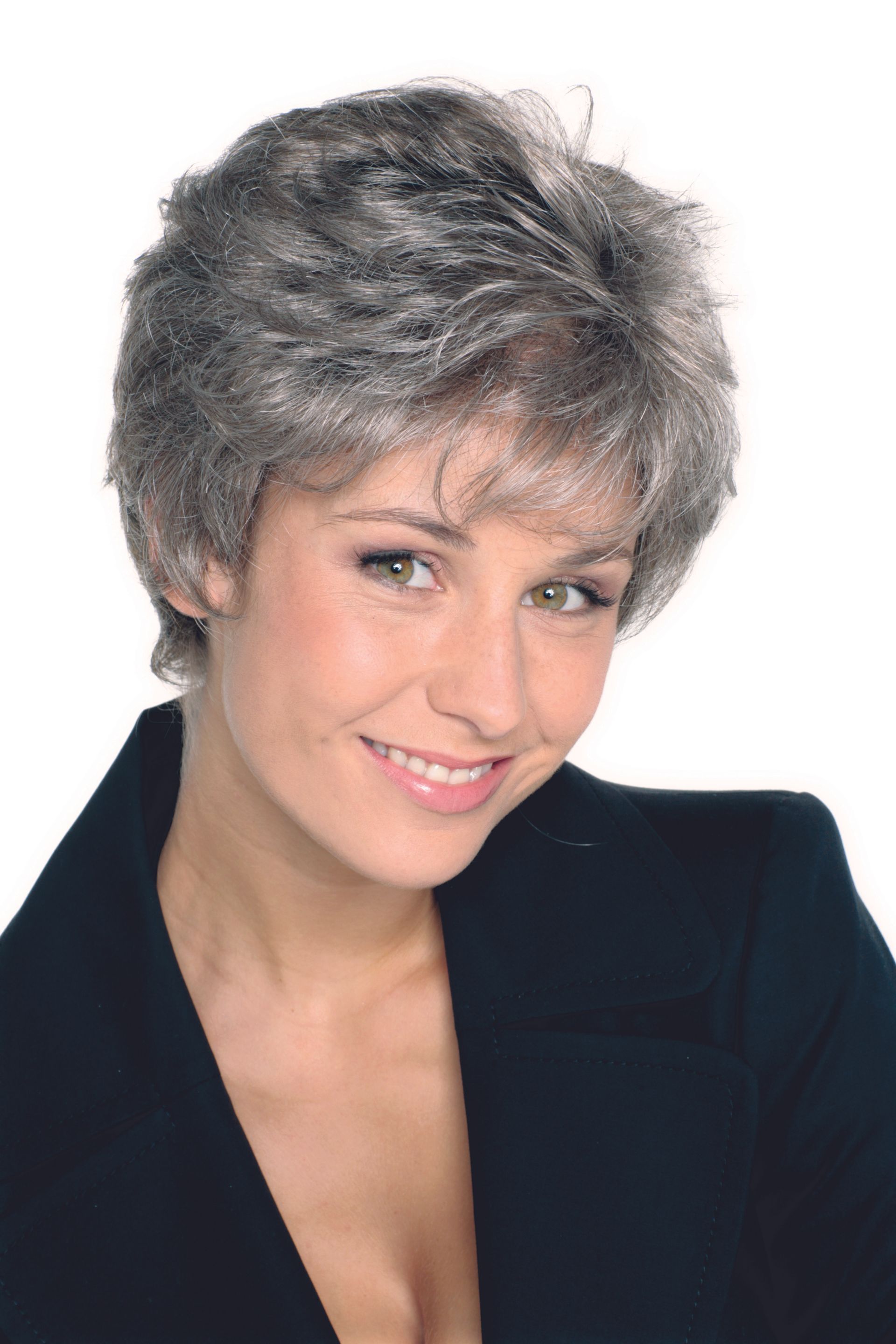 Une femme aux cheveux gris courts 