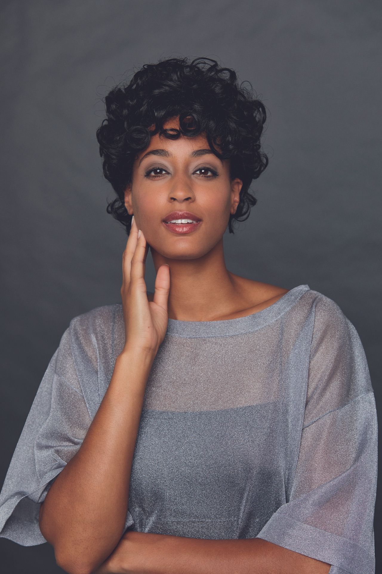 Une femme aux cheveux noirs courts 