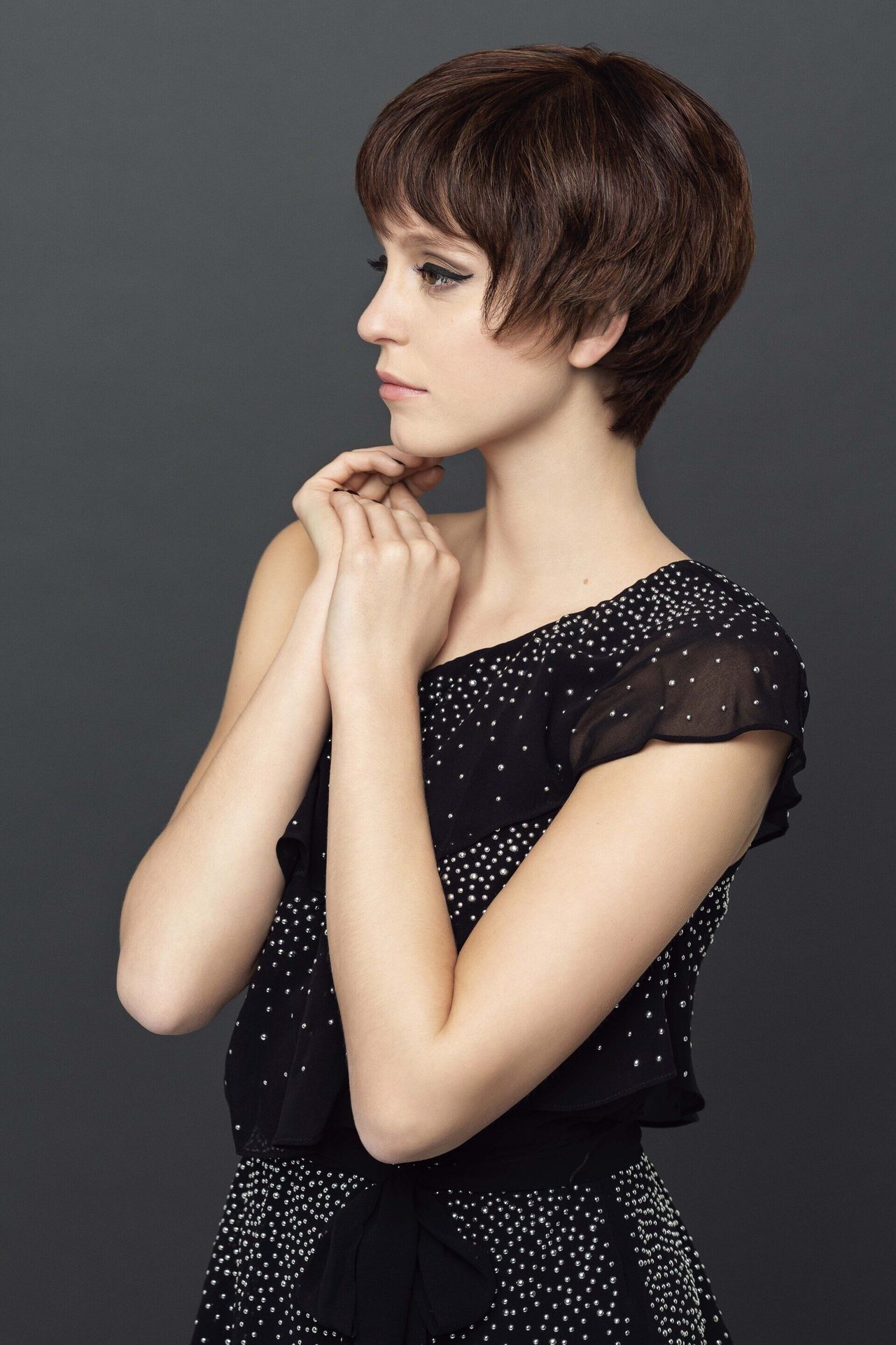 Une femme aux cheveux châtains courts 