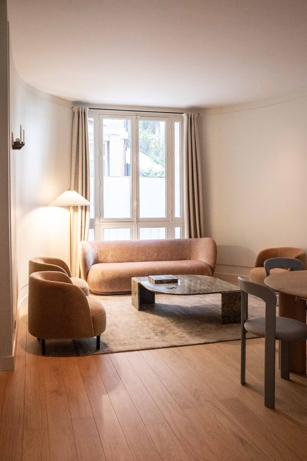 Une deventure avec des mannequins qui portent des perruques et de la lingerie