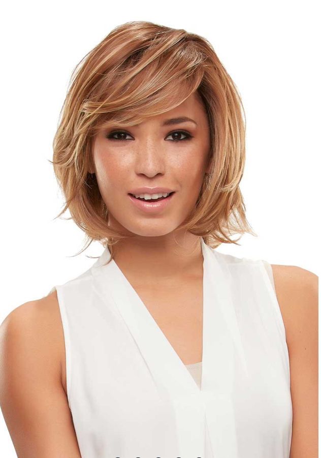 Une femme avec un carré blond