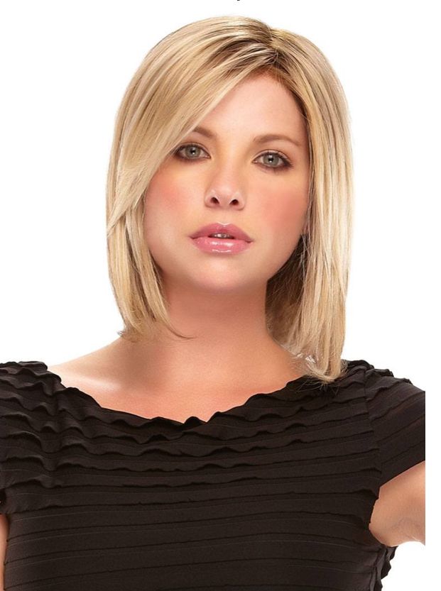 Une femme avec un carré blond et un t-shirt noir