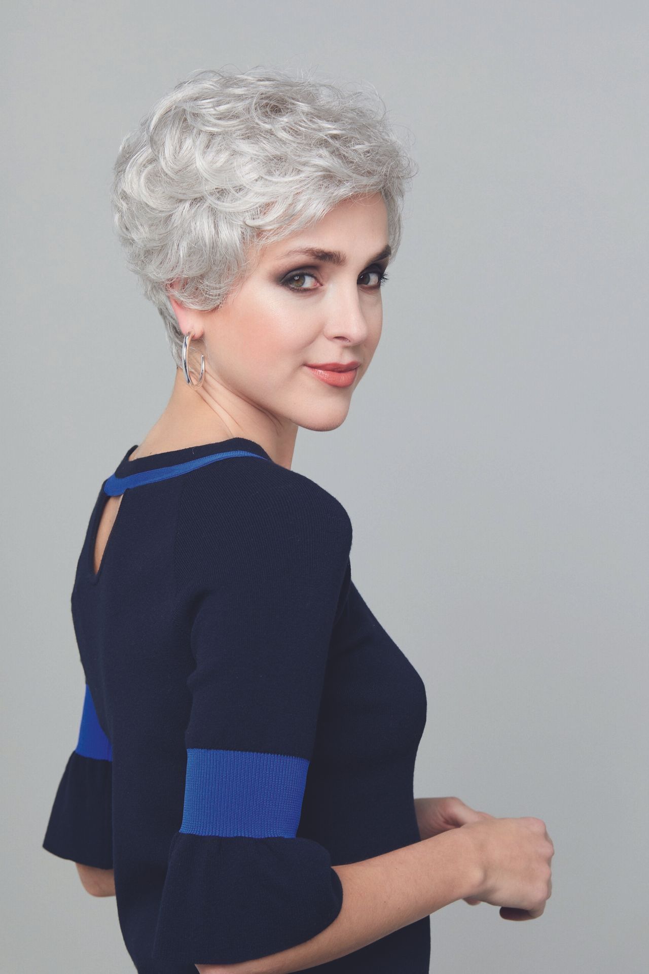 Une femme aux cheveux blancs courts 