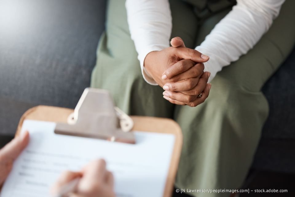 Während der Therapiesitzung die Hände im Schoß gefaltet.