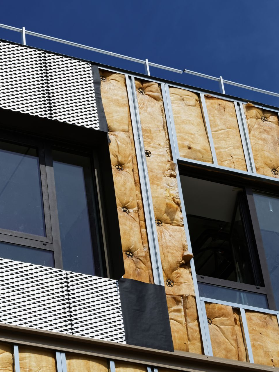 Construction d'un mur extérieur montrant l'isolation entre les ossatures métalliques.