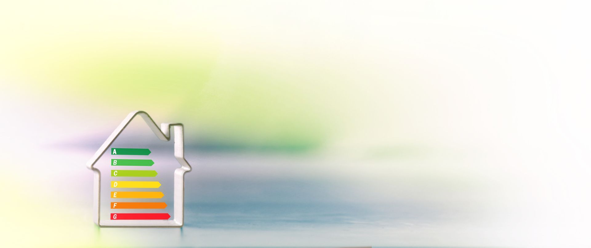 Maison avec tableau des cotes d'efficacité énergétique.