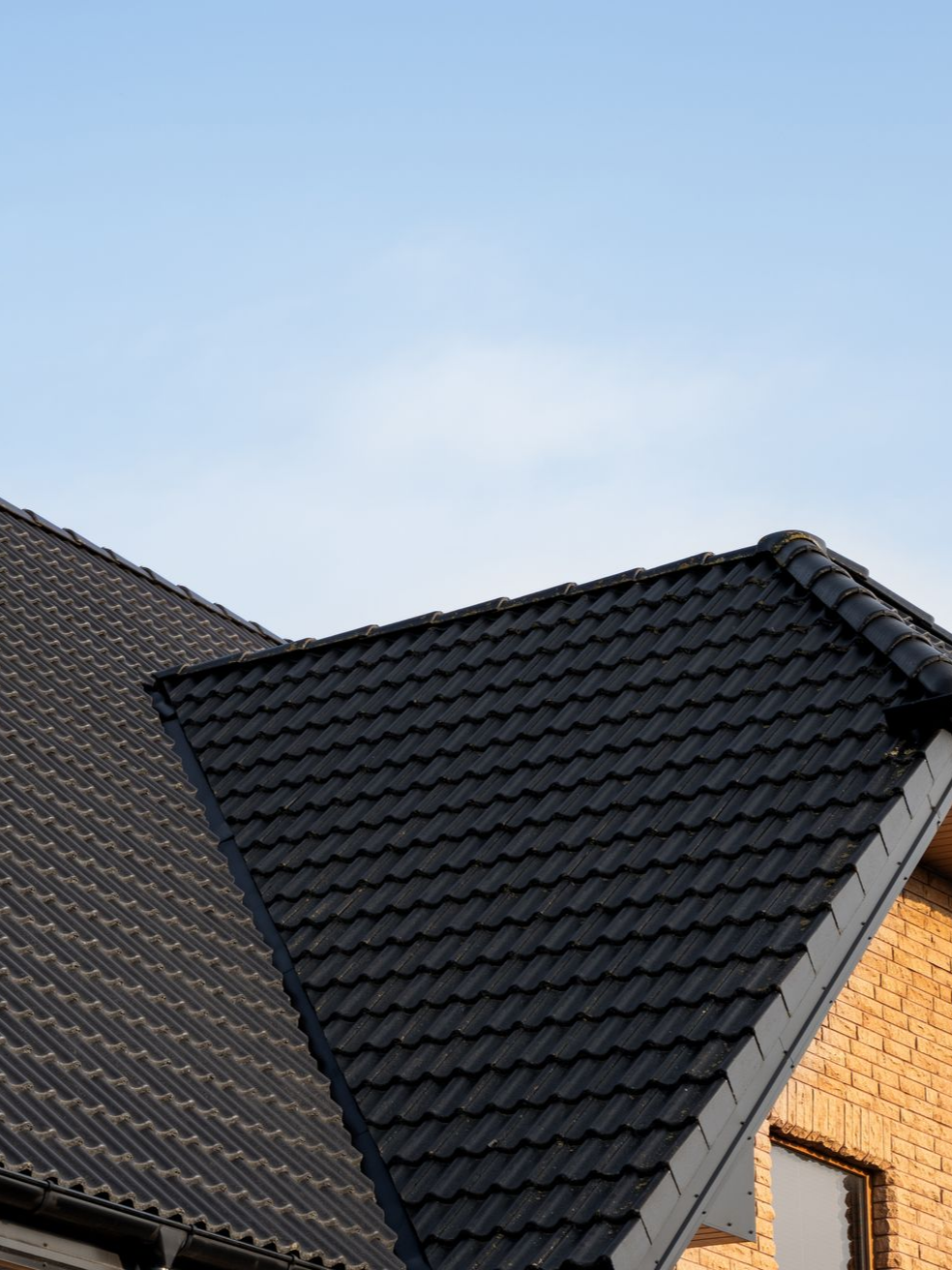 Toit de tuiles noires.