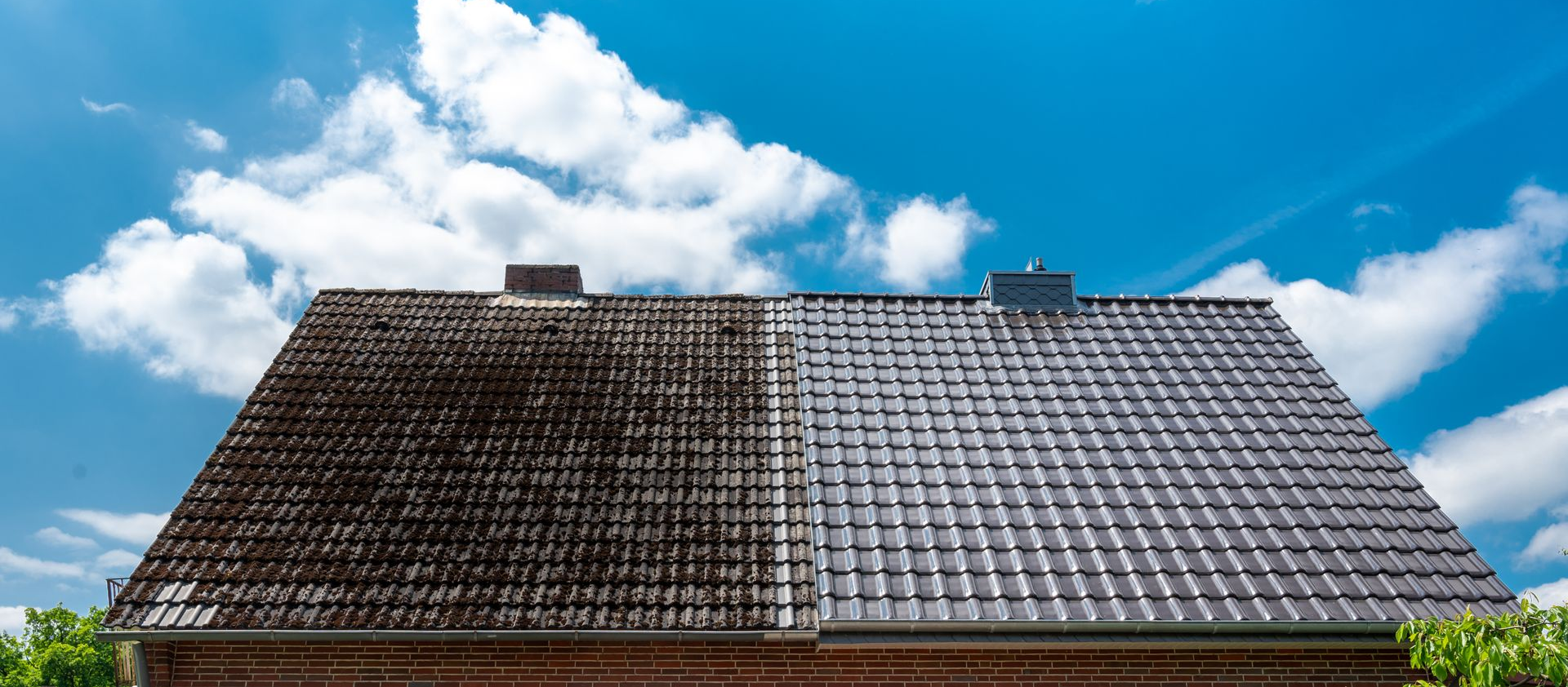 Toiture à moitié nettoyée. Un côté est sombre et sale, l'autre propre et lumineux.