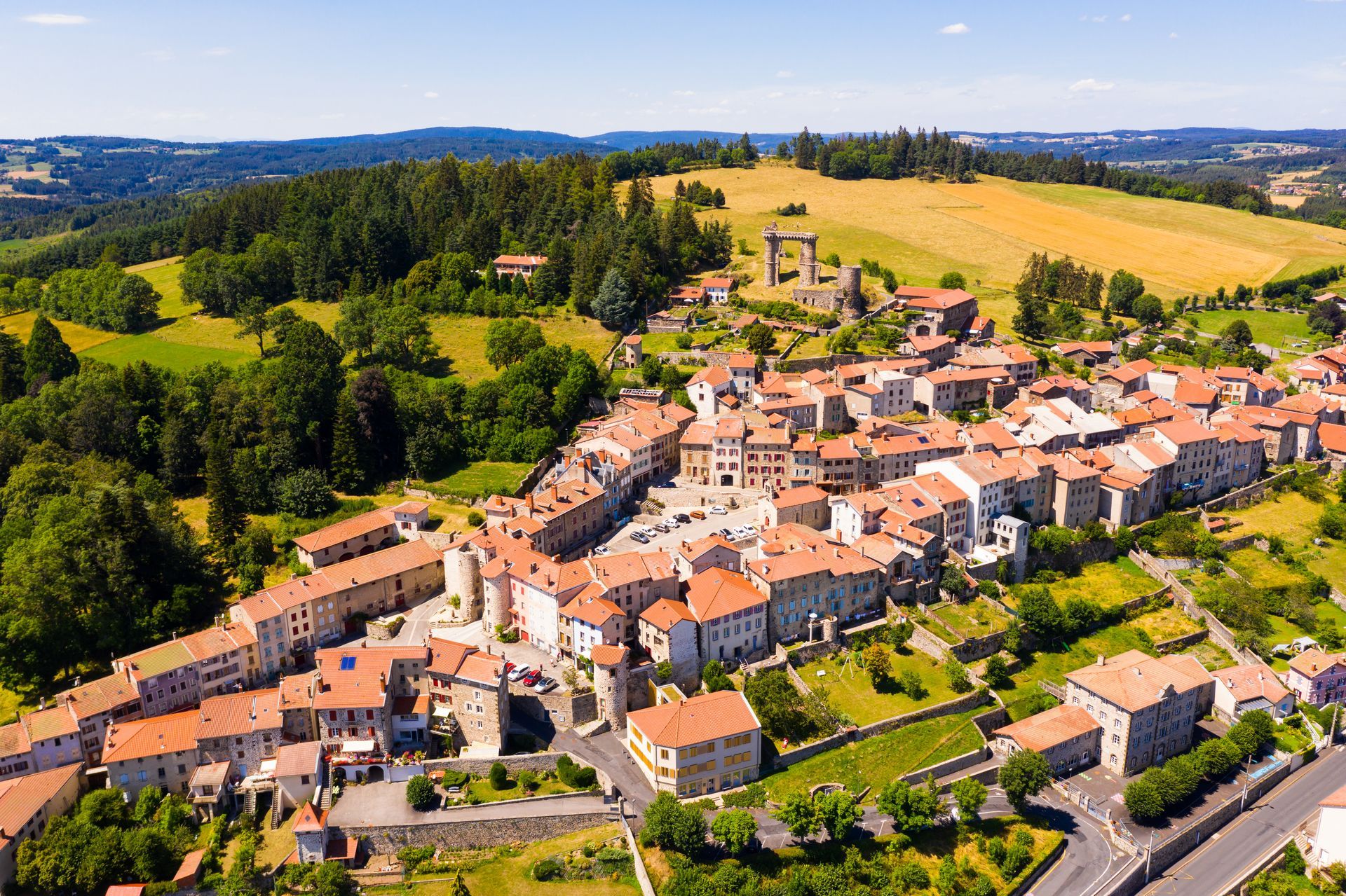Vue aérienne d'un village européen.