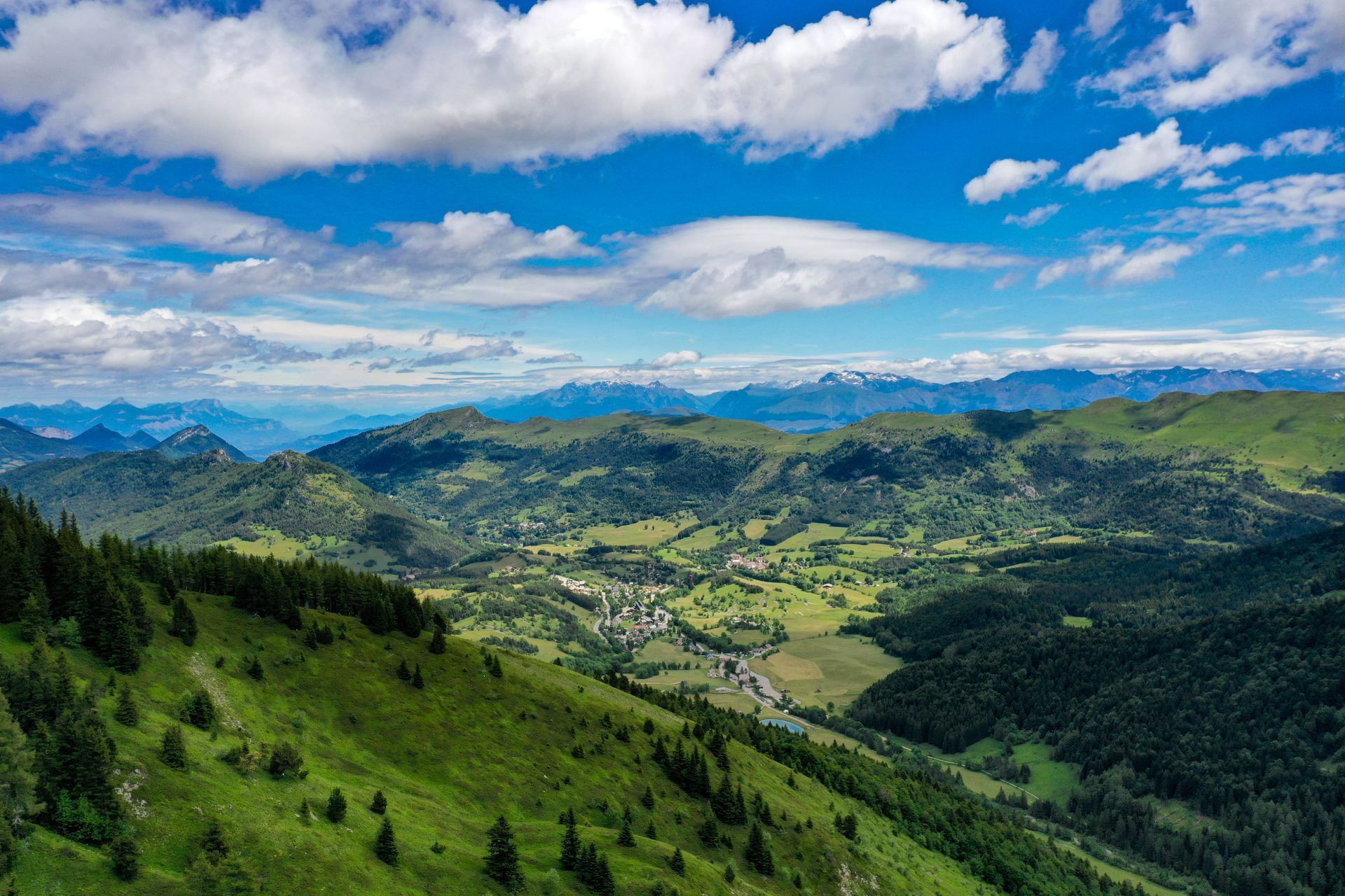 Des collines et des vallées verdoyantes.