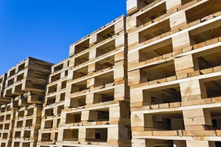 Una pila de paletas de madera contra un cielo azul