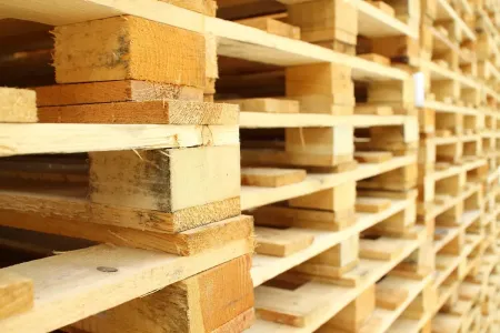 Una pila de paletas de madera apiladas una encima de otra en un almacén.