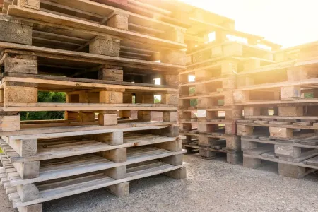 Una pila de paletas de madera apiladas una encima de otra.