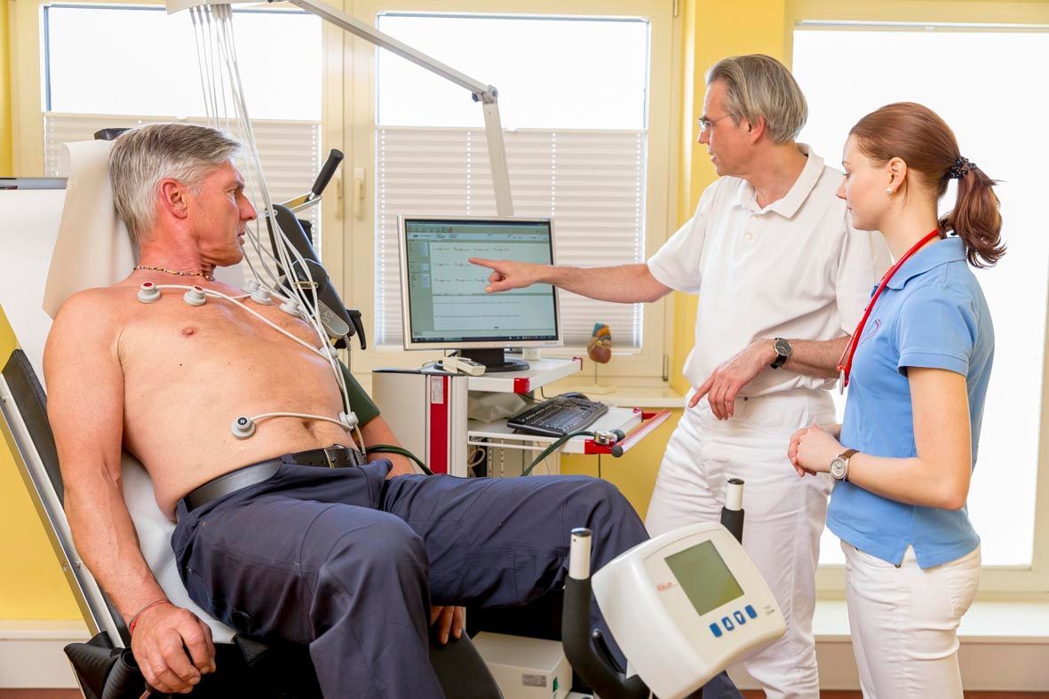 Arzt bei der Untersuchung eines patiienten