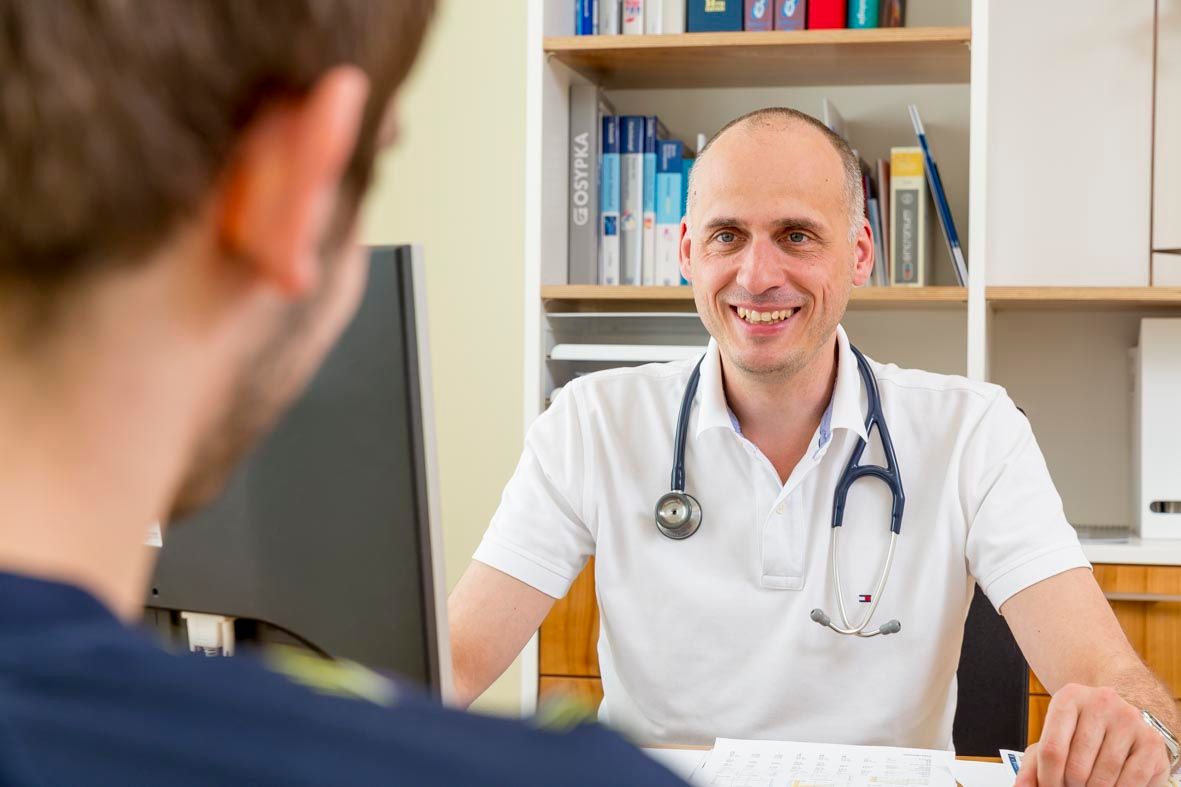 Arzt bei der Besprechung mit dem Patienten