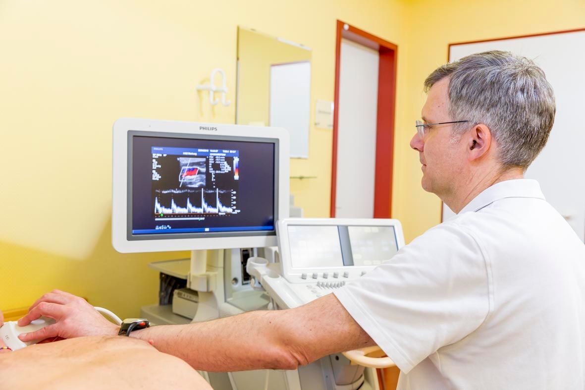 Arzt bei der Analyse