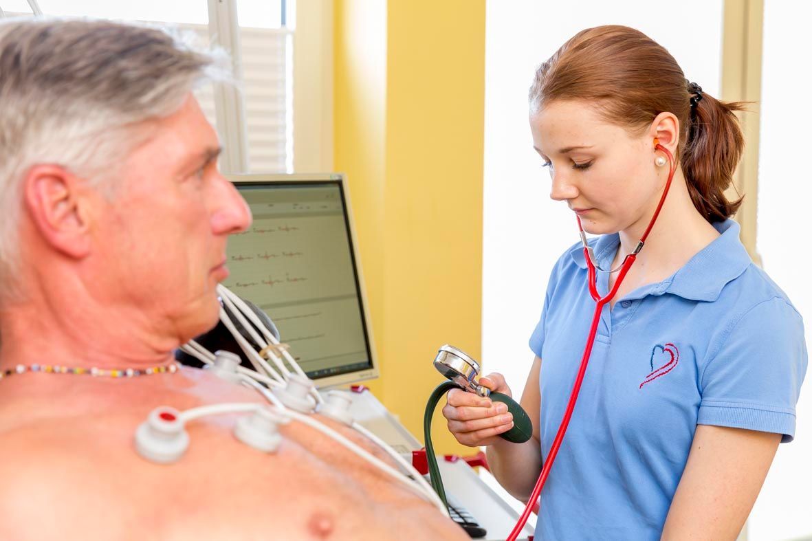 Assistentin beim Blutdruckmessen