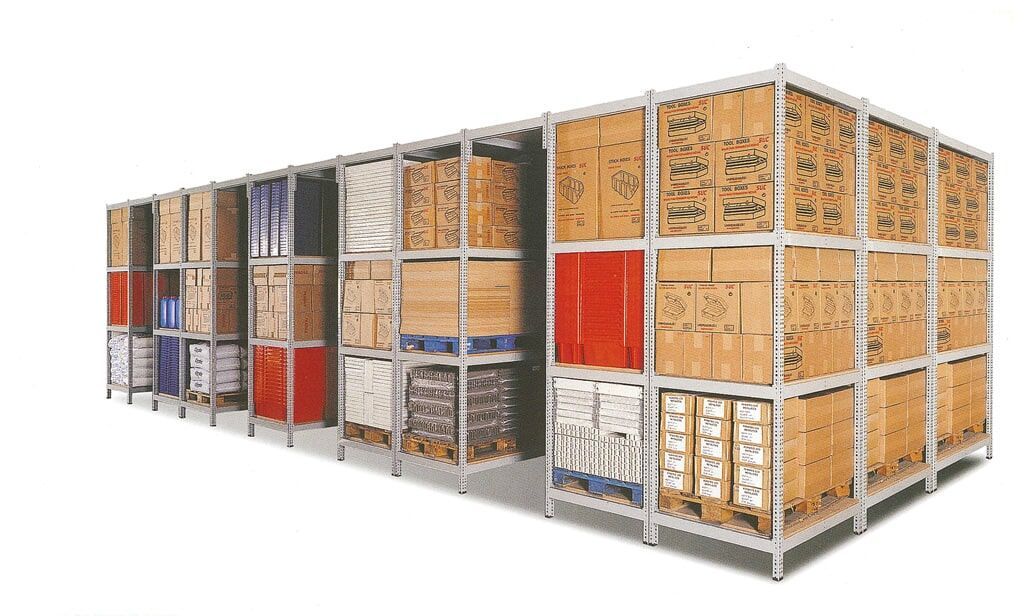 Uma grande estante de armazém industrial repleta de diversas caixas de papelão, contêineres e mercadorias paletizadas.