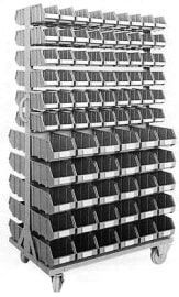 Um carrinho de armazenamento industrial alto e com rodinhas