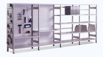 Uma estante modular de metal branco com uma seção de painel perfurado para ferramentas à esquerda