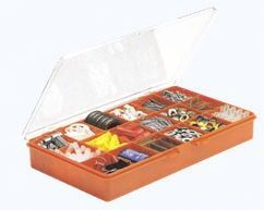 Uma caixa organizadora de plástico laranja com tampa articulada transparente