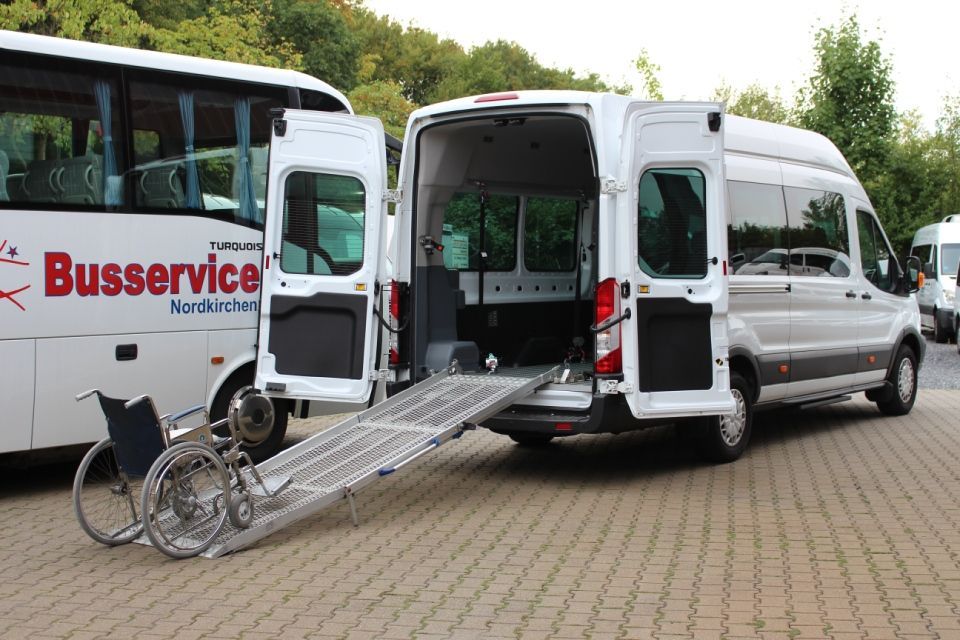 Kleinbus für Rollstuhltransport – eine Rollstuhl ohne Person steht an der Rampe zum Einstieg ins Fahrzeug