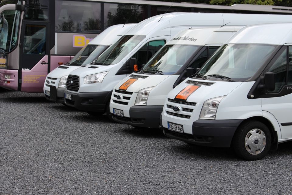 4 weiße Personen Kleinbusse in Reihe geparkt