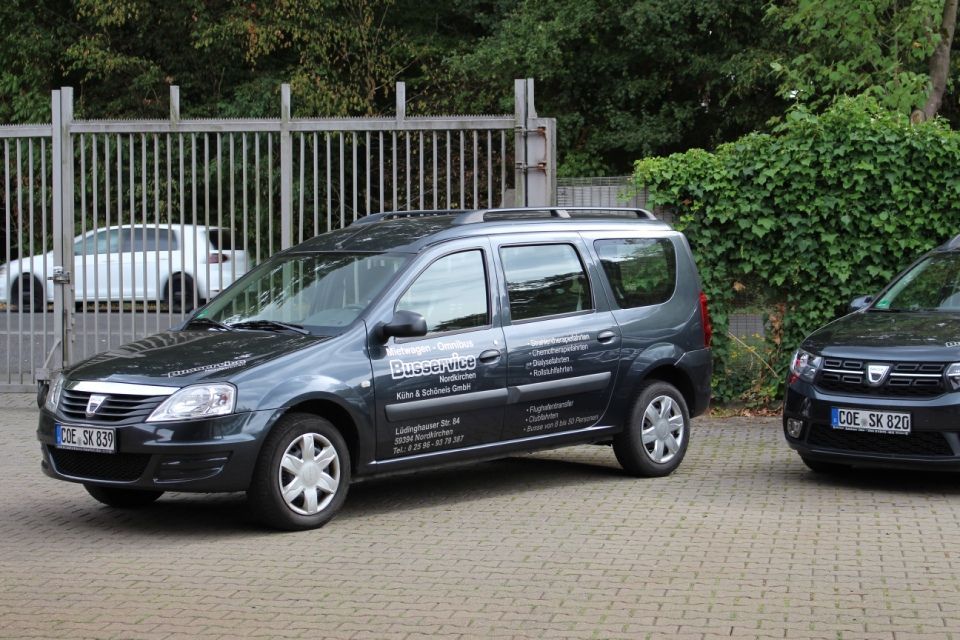blaugraue Limousine mit der Aufschrift Busservice Nordkirchen Kühn und Schönes GmbH