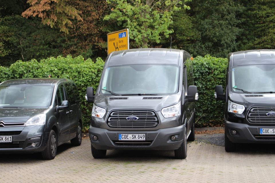 1 PKW und 2 Kleintransporter in Reihe geparkt