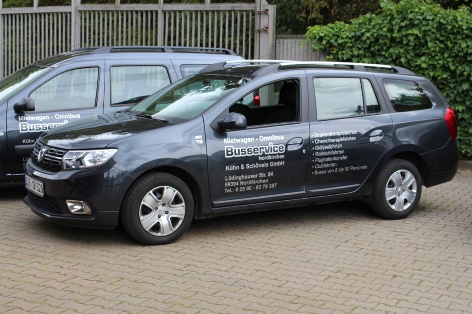 2 schwarze PKW der Firma Busservice Nordkirchen Kühn und Schönes GmbH