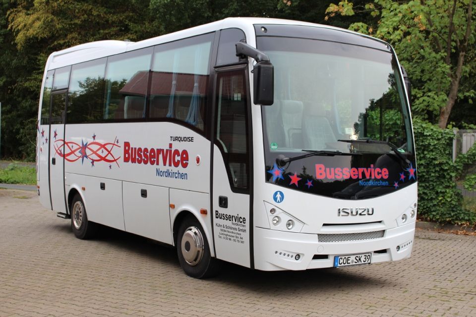 weißer Bus mit rot und blauer Aufschrift Busservice Nordkirchen und Sternen