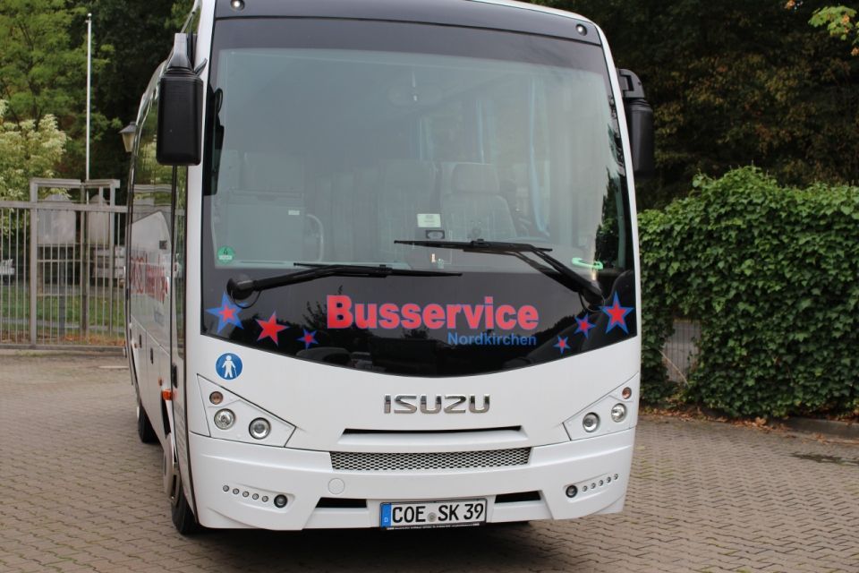 weißer Bus Frontalansicht mit rotblauer Schrift Busservice Nordkirchen